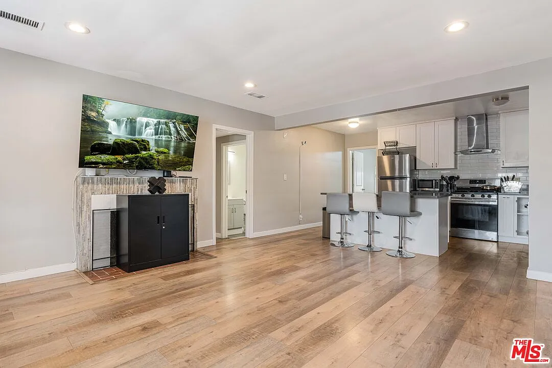 4 bed, 3.0 bath, 1400 sqft, $3,800 — Photo 2