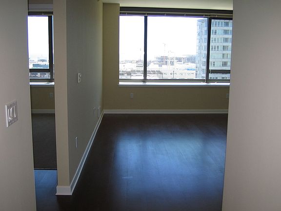 3rd image of 260 King St Unit 1211