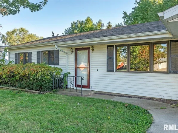 1530 E Walnut St, Chatham, IL 62629
