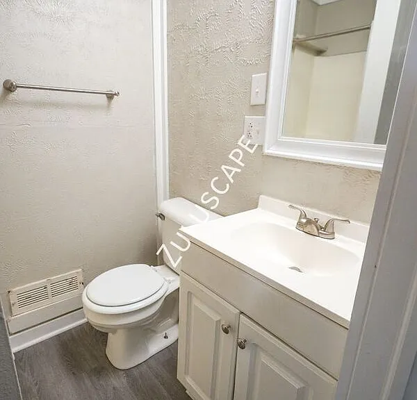 1215 E 38th St — Photo 10