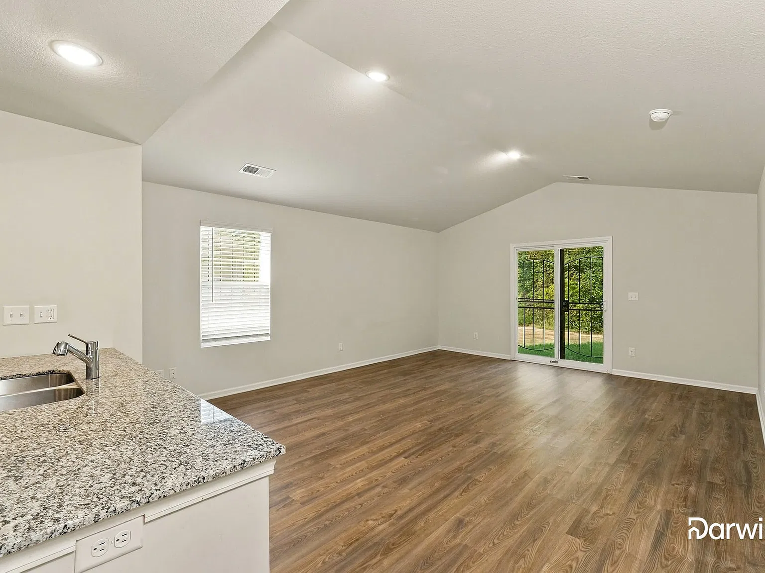3 bed, 2.0 bath, 1401 sqft, $1,590 — Photo 4