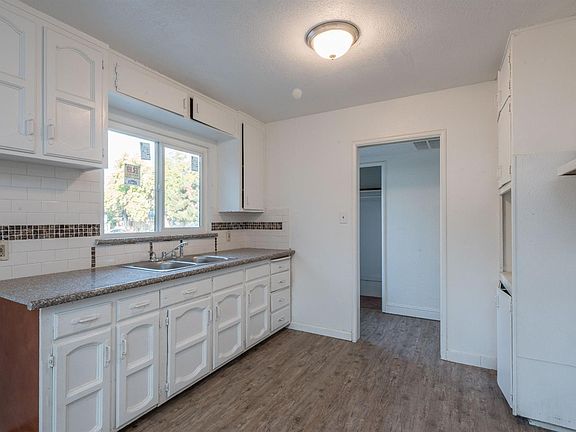 3rd image of 5042 E Lamona Ave