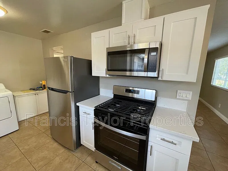 2 bed, 1.0 bath, 827 sqft, $2,600 — Photo 4