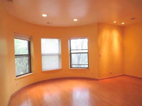 3rd image of 5044 S Drexel Blvd #C
