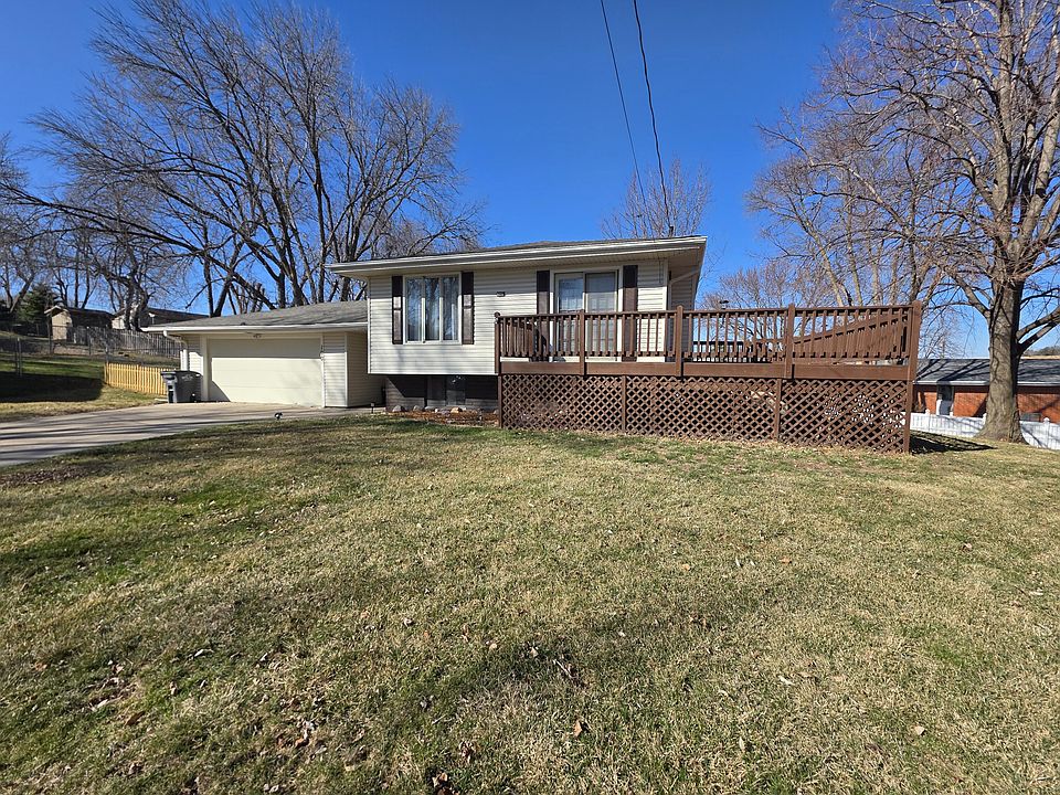 1st image of 100 Maple Dr