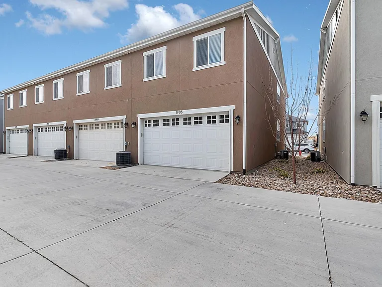 1103 W Emerald Pools Ln — Photo 23