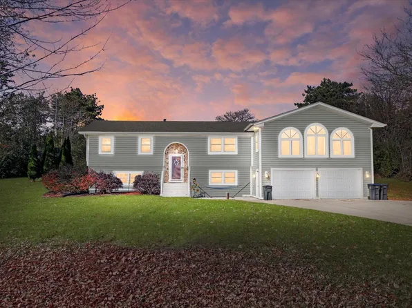 W241S9965 Fairway COURT, Big Bend, WI 53103