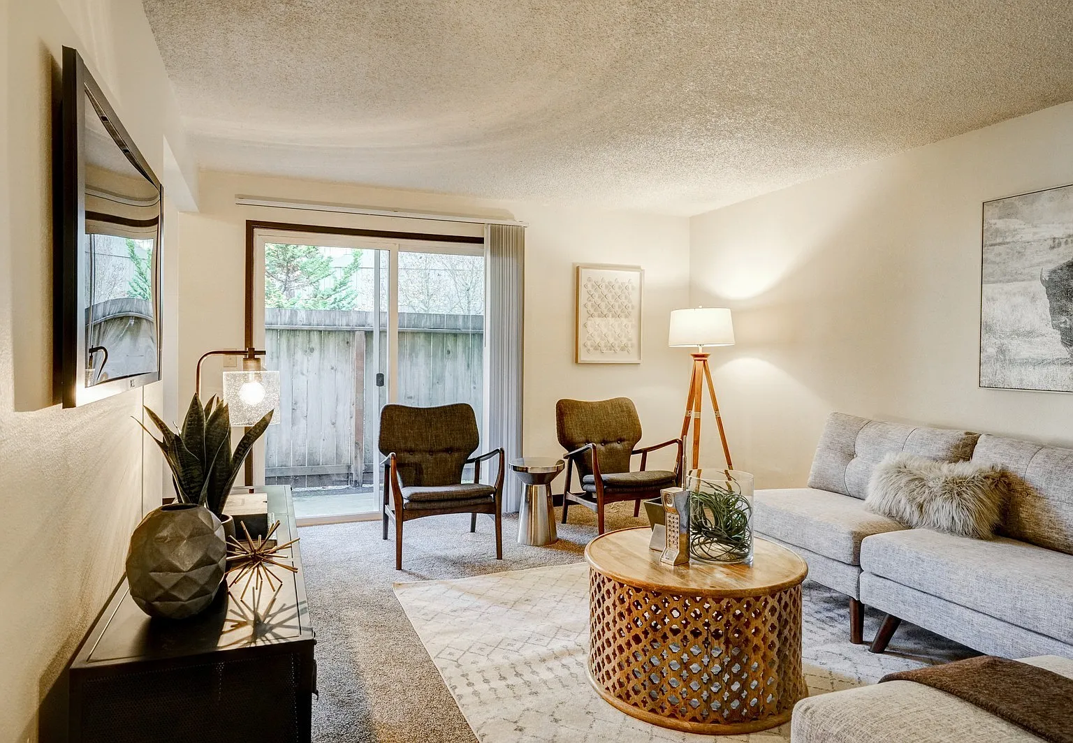 Air Conditioned, Spacious Apartments! Free Water/Sewer/Garbage — Photo 2