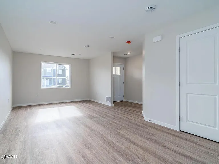 895 Thames Ct — Photo 18