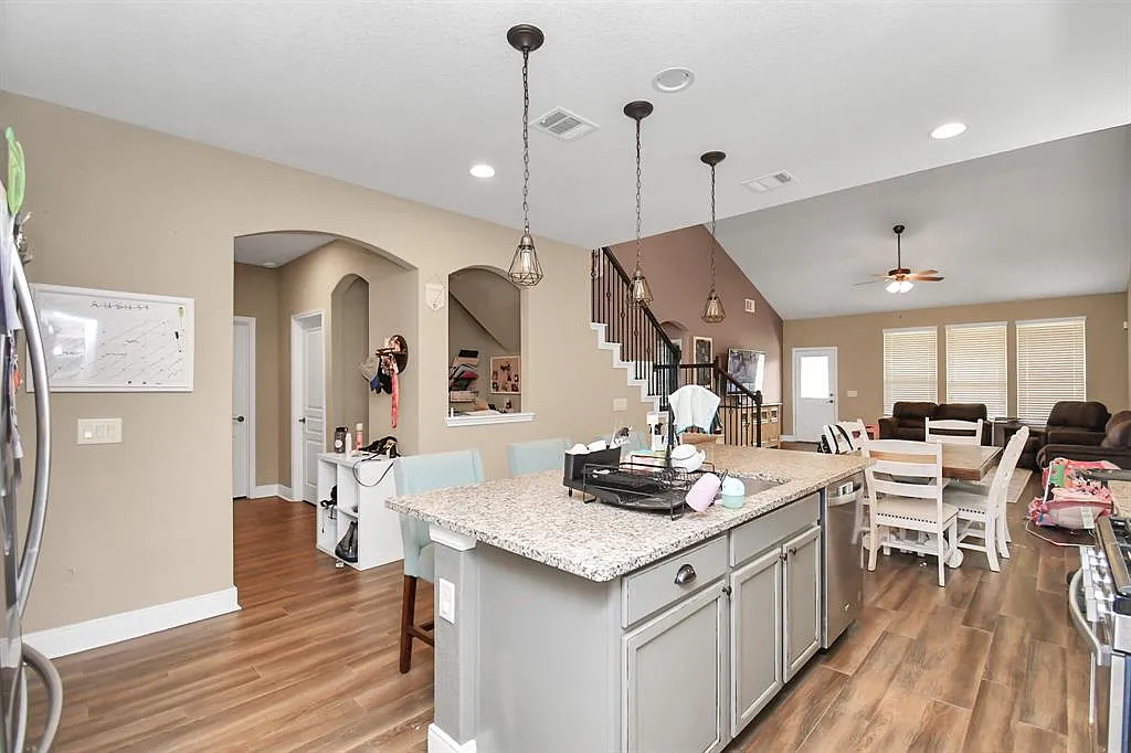 4 bed, 2.5 bath, 2546 sqft, $2,800 — Photo 1