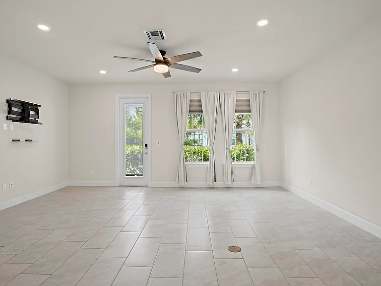 1866 SE Tarni Way — Photo 20