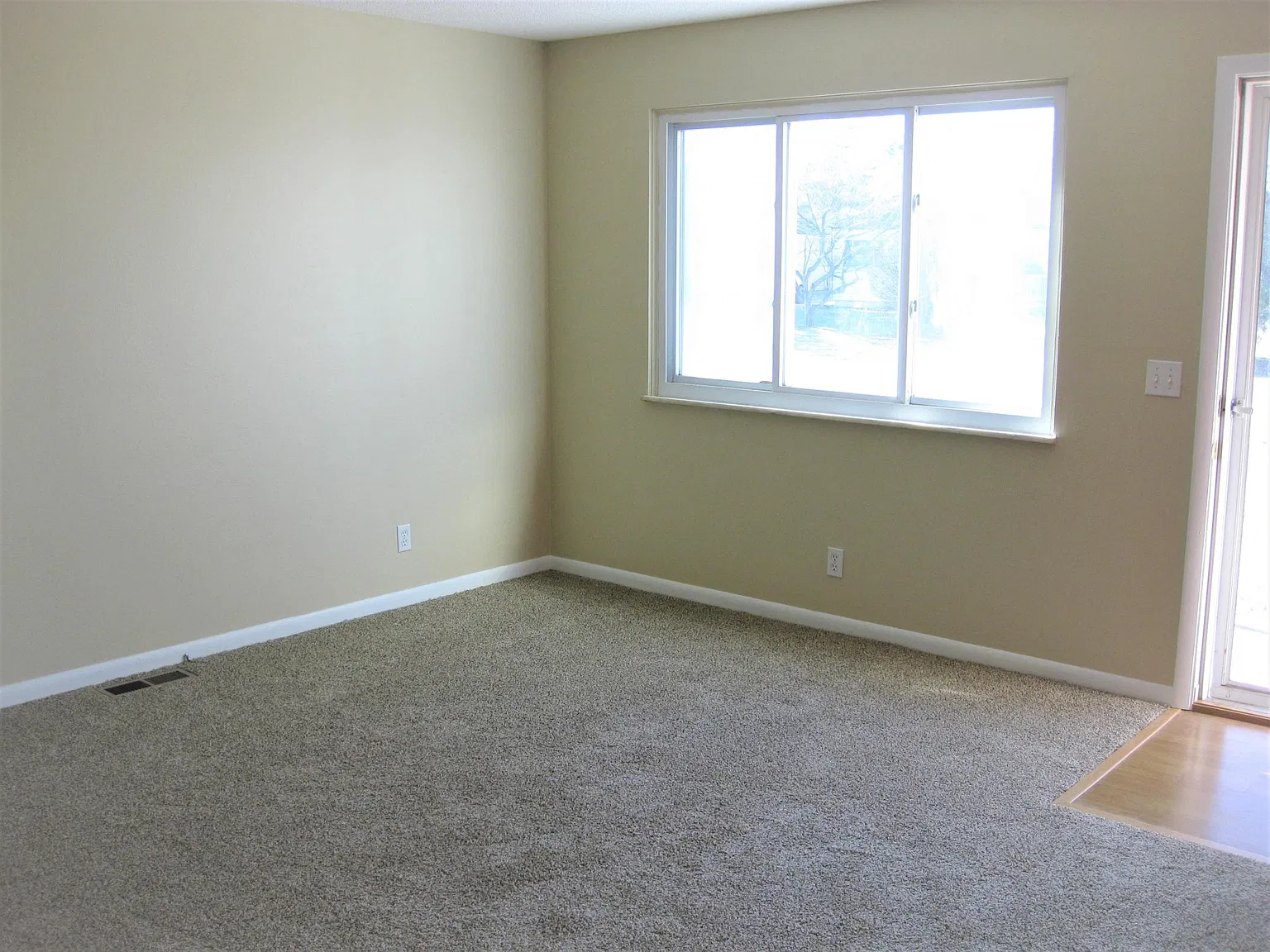 3 bed, 936 sqft, $1,195 — Photo 2