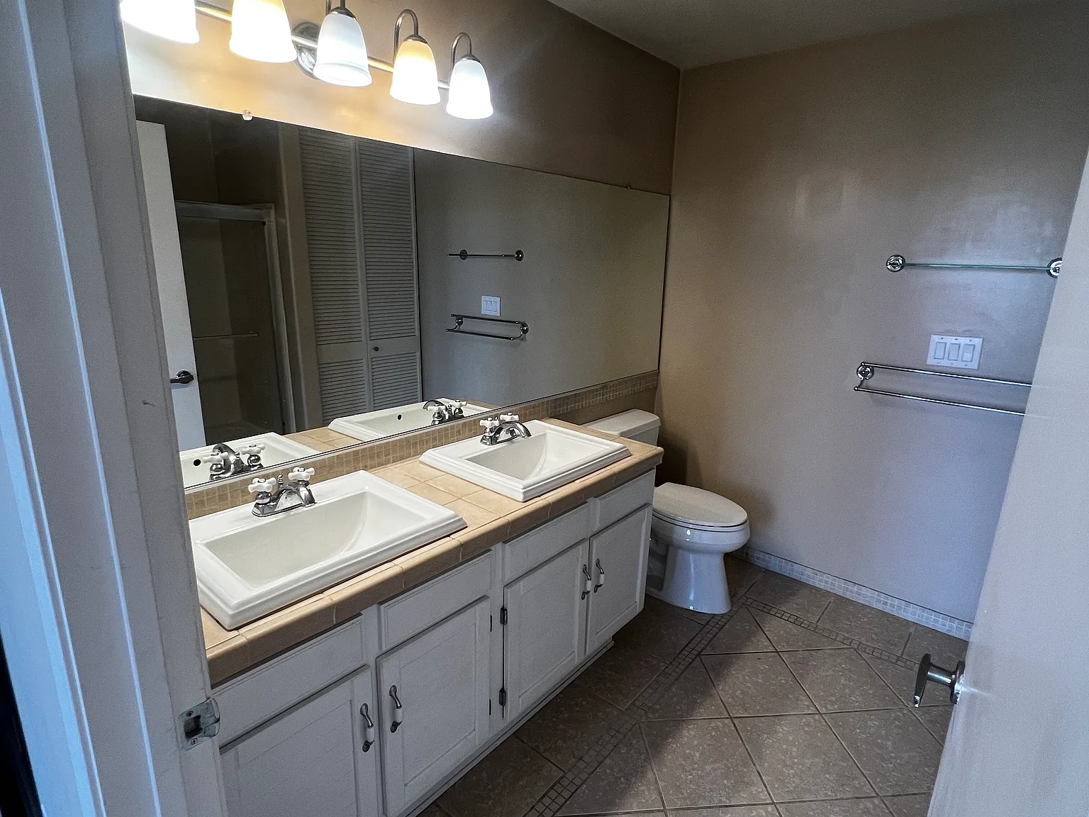3 bed, 1280 sqft, $3,900 — Photo 4