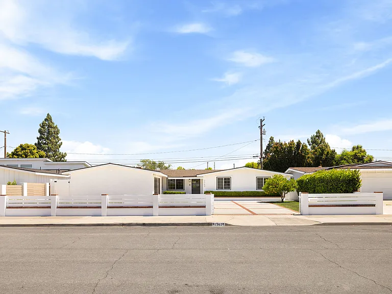2362 Cornell Dr — Photo 2