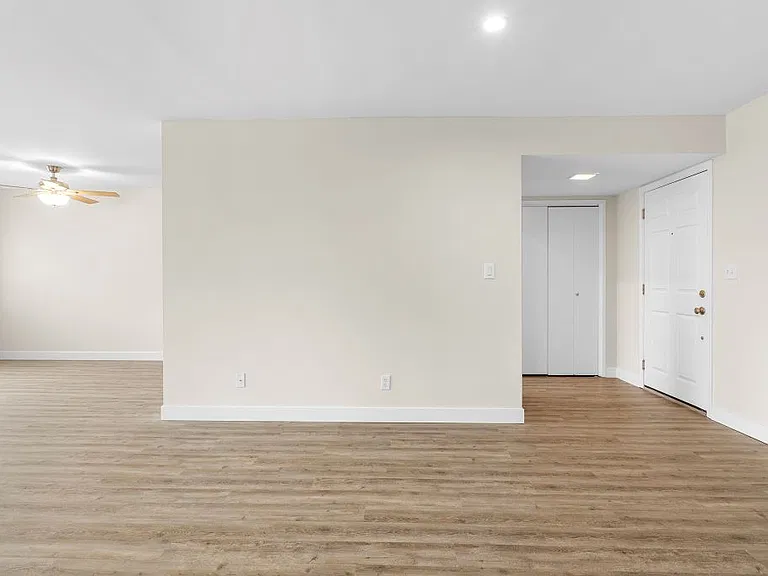Lombardi Apartments — Photo 104