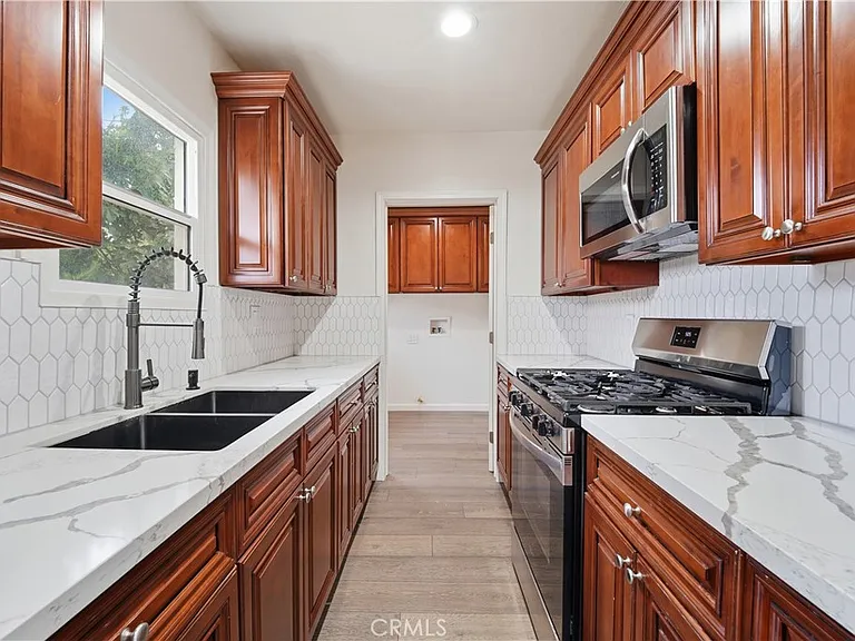 7620 Variel Ave — Photo 9
