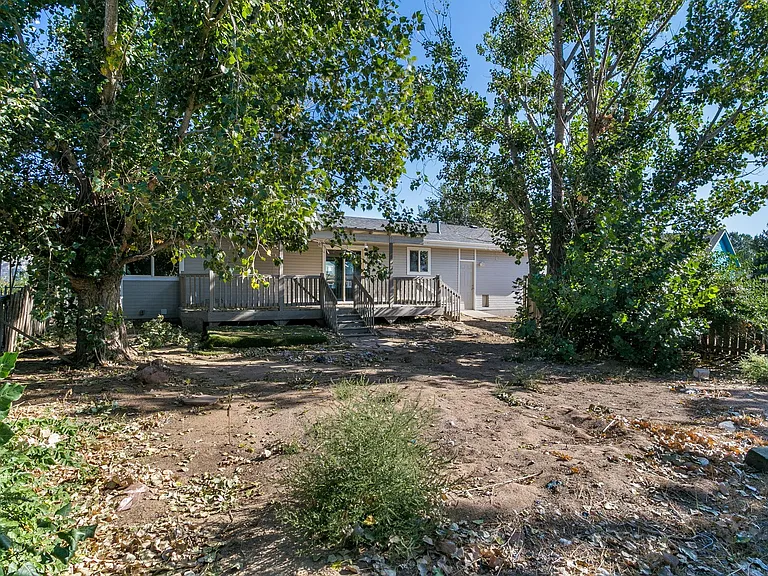 Fenced yard - landlord willing to reseed the back yard if tenant will water & take care of the grass