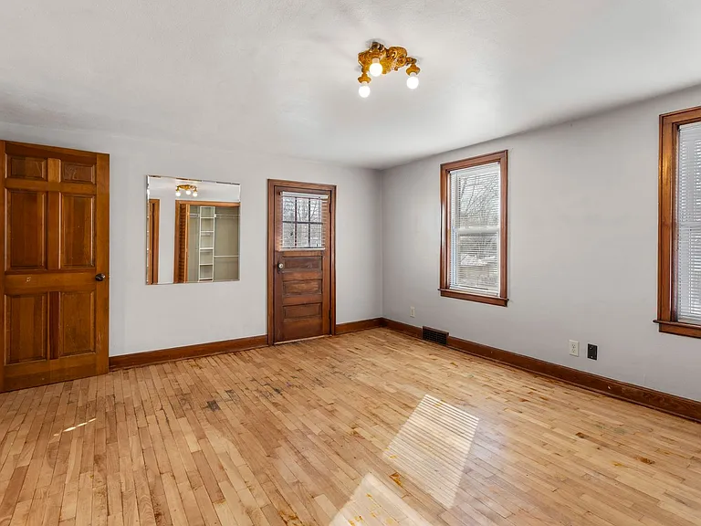 820 W 4th St — Photo 14