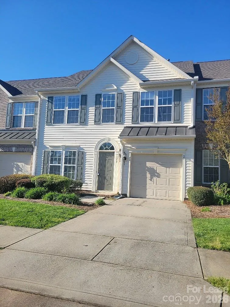 3 bed, 2.5 bath, 1900 sqft, $2,150 — Photo 1