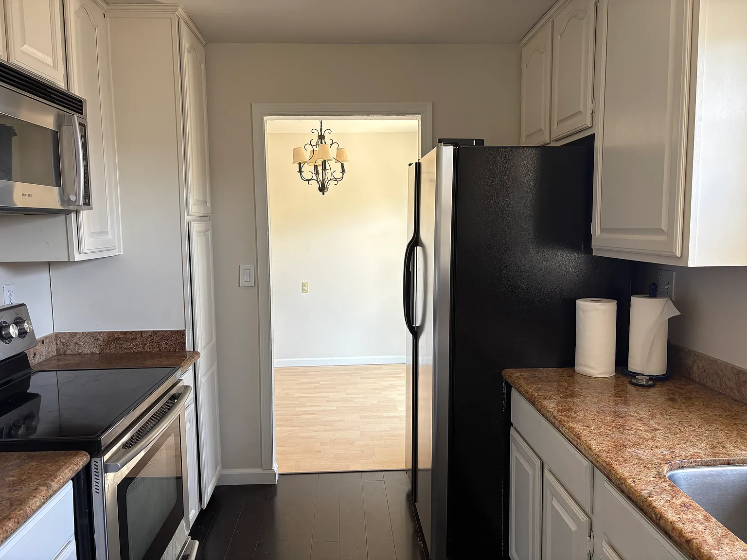 3 bed, 1078 sqft, $4,900 — Photo 3
