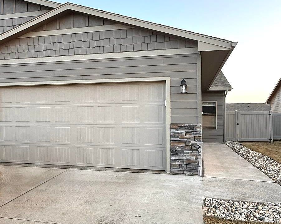 1st image of 115 E Ivy Rd