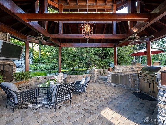 3rd image of 572 Towncrest Dr