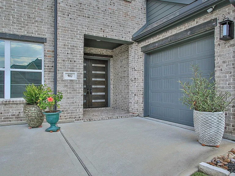 902 Falcon Hollow Ln — Photo 6