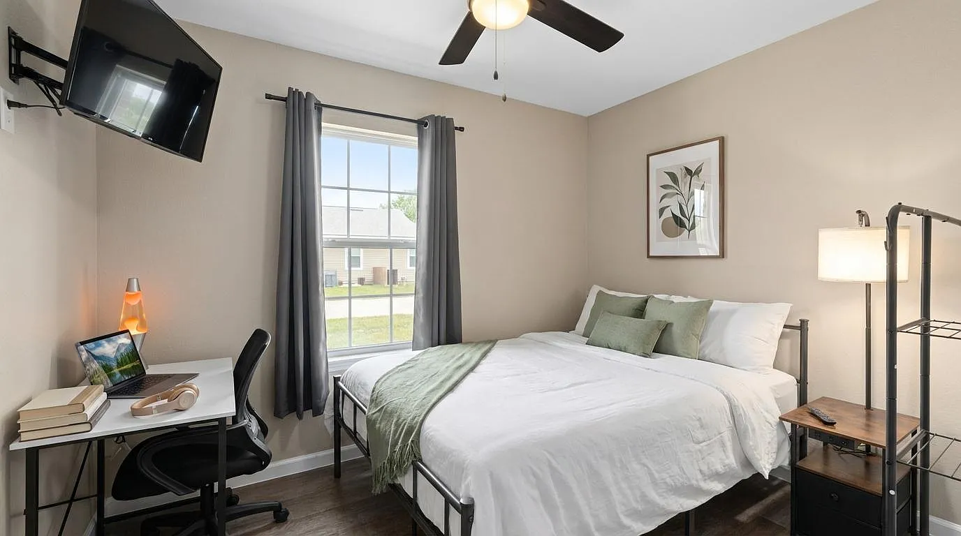 4 bed, 3.0 bath, 3244 sqft, $793 — Photo 2