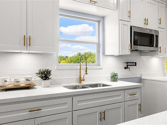 4th image of 2401 Via Roma Ln