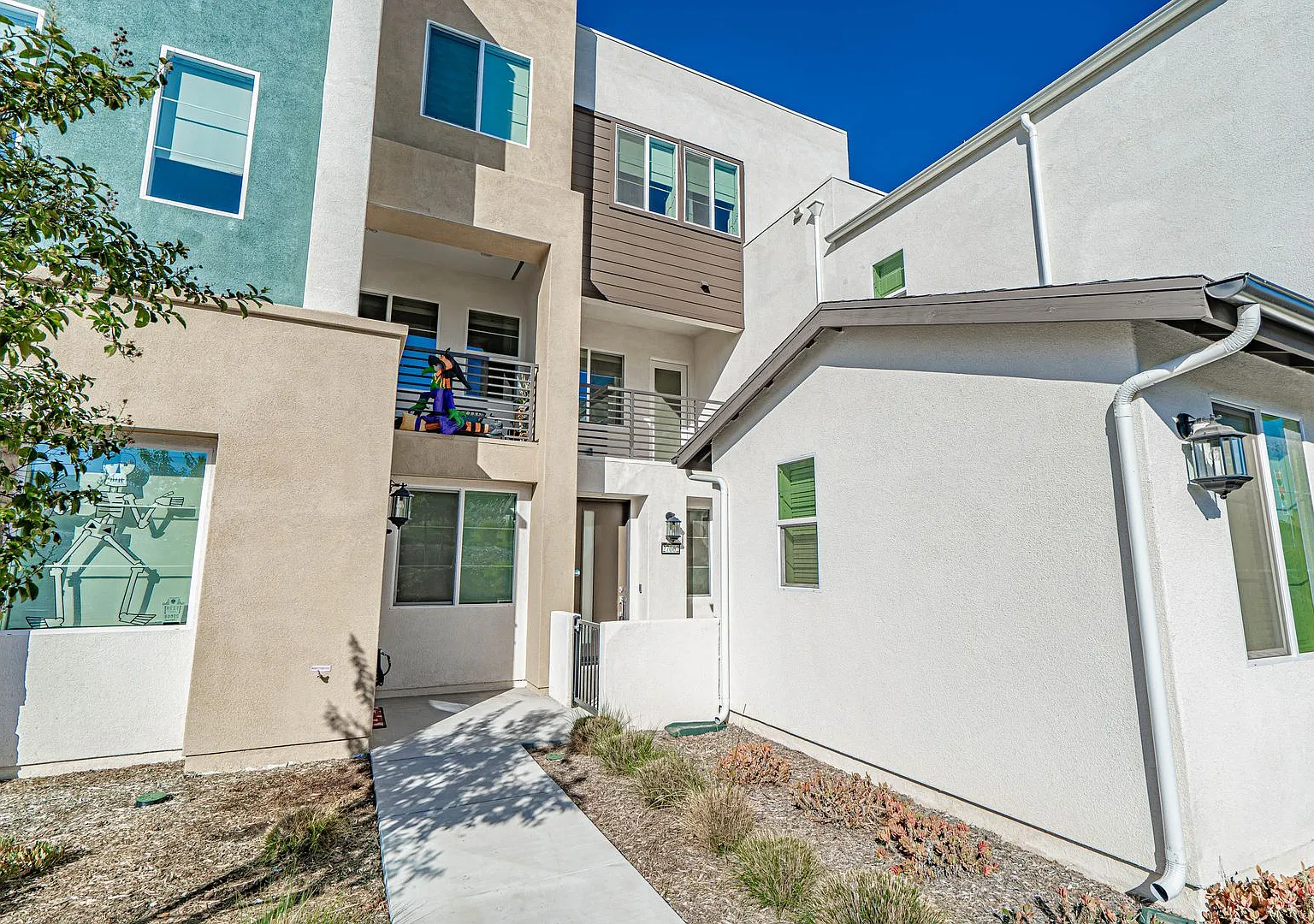 Five Points - 2 Bedroom Townhome for Rent in Valencia. — Photo 2