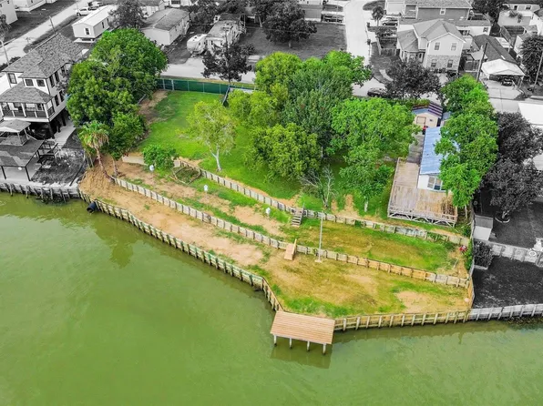 3014 Bay Oaks Harbor Dr, Baytown, TX 77523