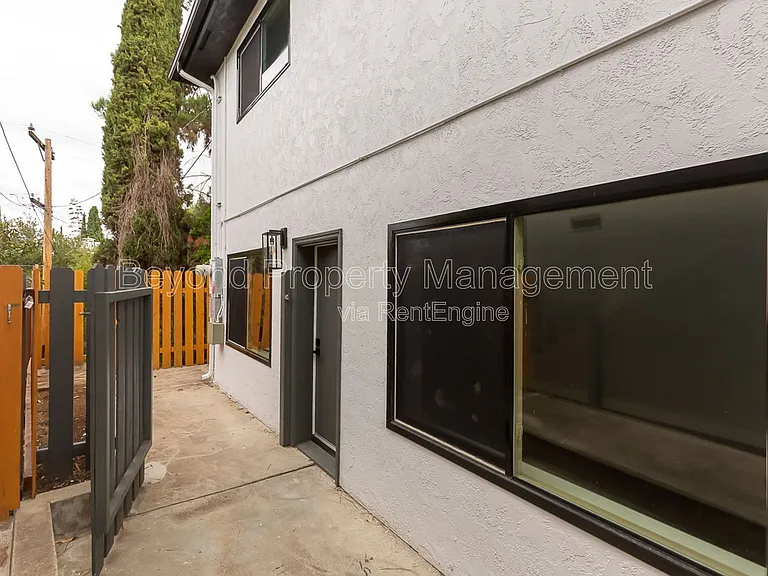 5464 Gilbert Dr — Photo 2