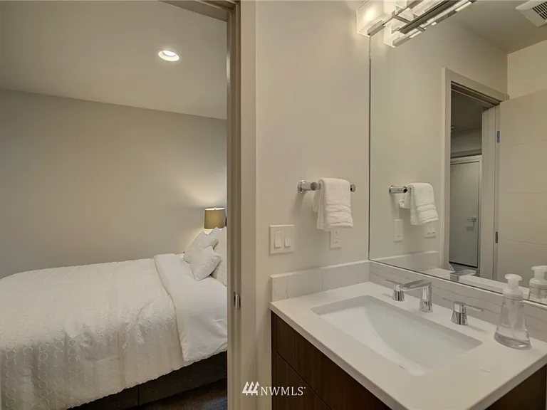 5006 Fauntleroy Way SW — Photo 4