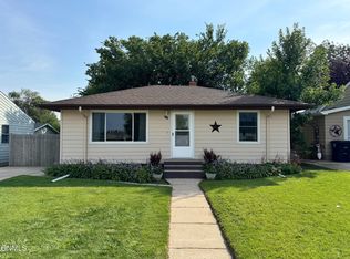 211 4th Ave E, Ray, ND 58849