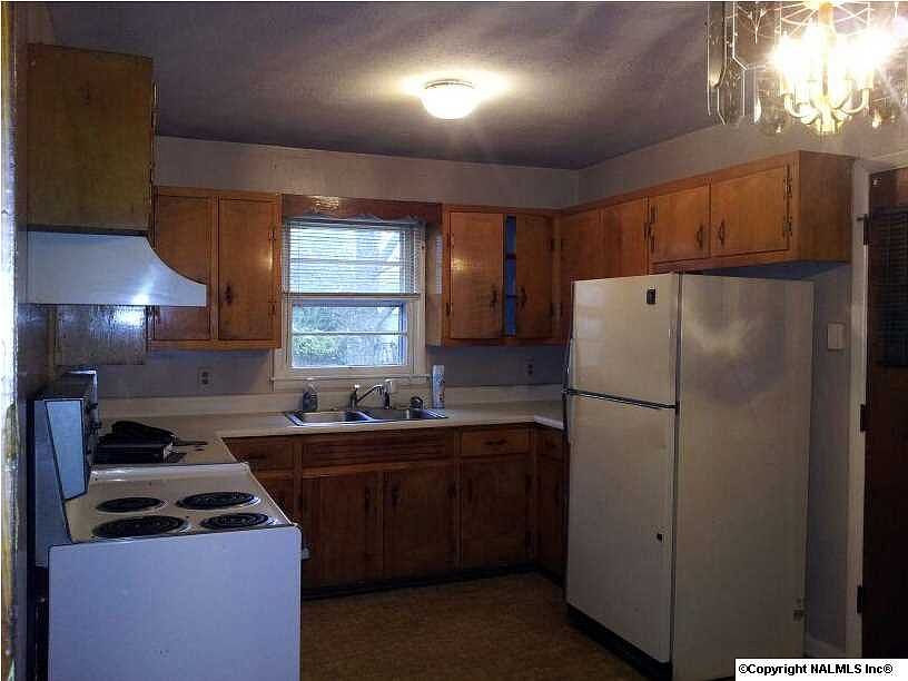 2nd image of 718 W Arbor Dr NW