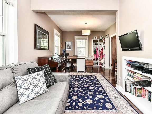 3rd image of 18 W Del Ray Ave