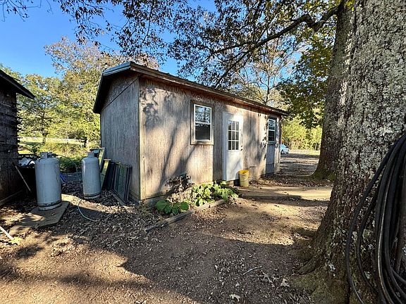 5th image of 3943 Country Club Rd