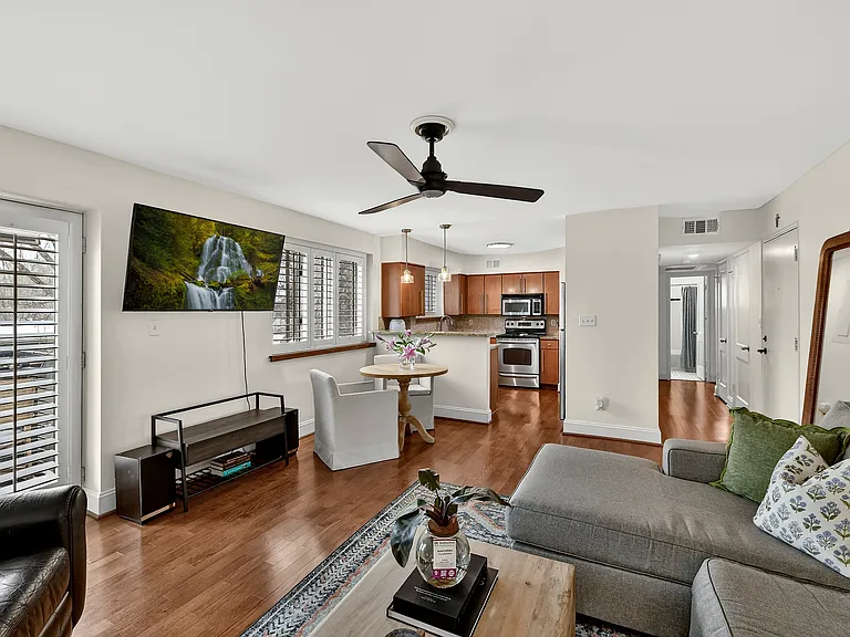 217 N Dotger Ave #D10 — Photo 4
