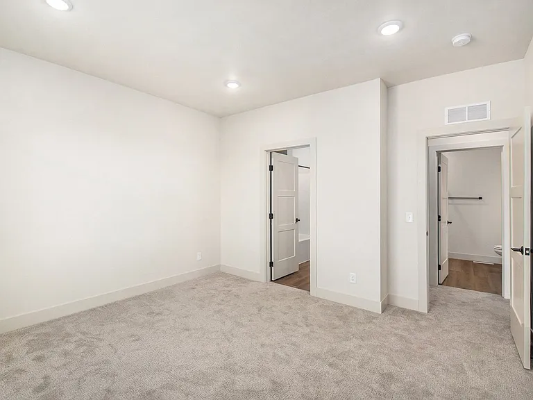 5631-5735 E Revere Dr — Photo 24