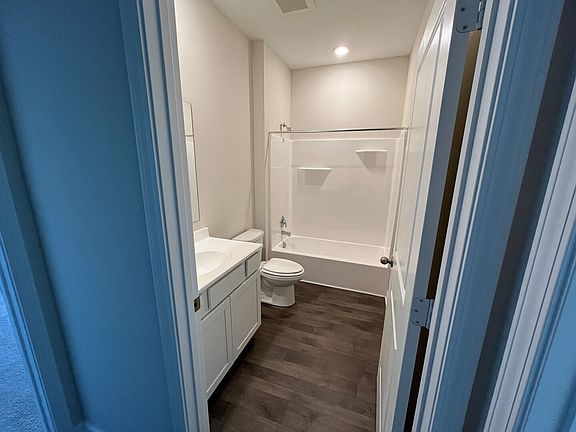 5th image of 2071 Quail West Dr