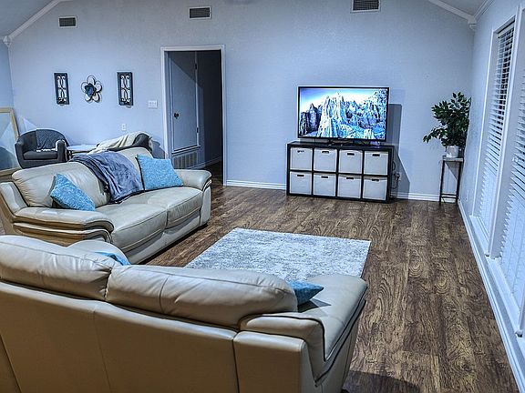 3rd image of 810 Patricia Cir