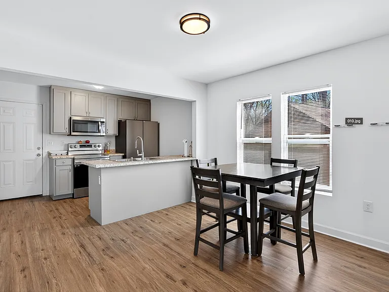 100 Parkstone Dr — Photo 5