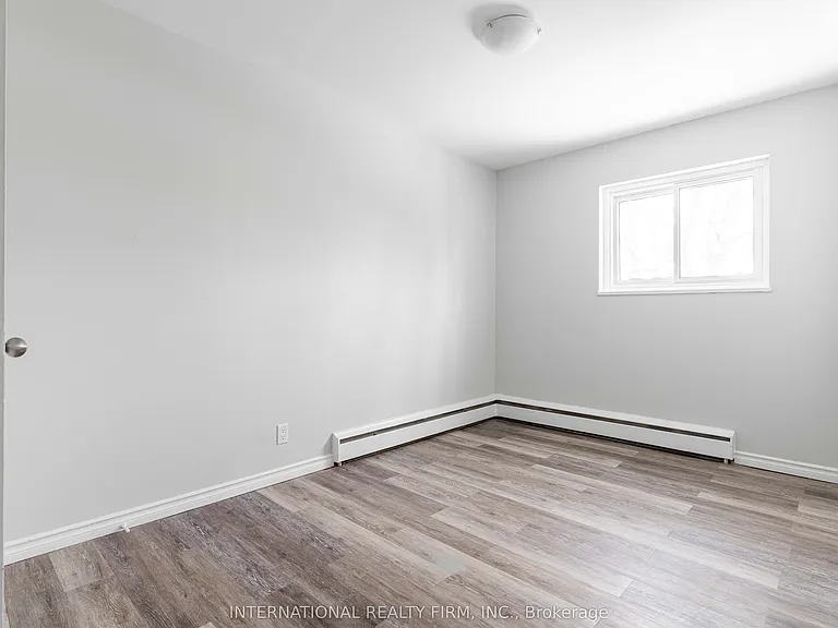 75 King Edward Ave — Photo 11