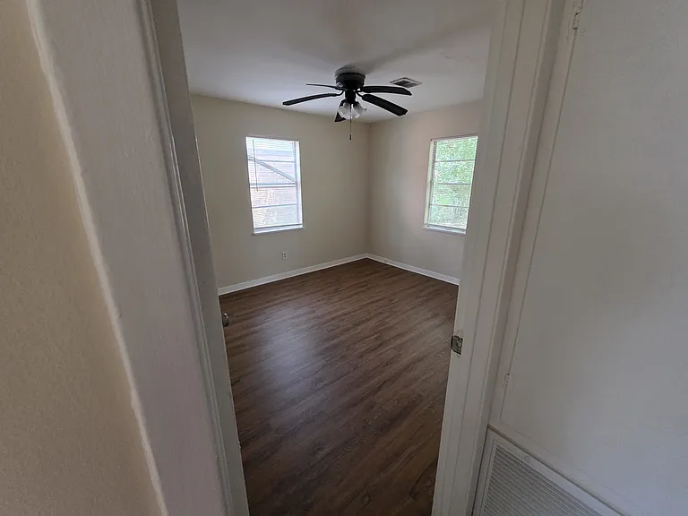 9425 McLean St — Photo 3