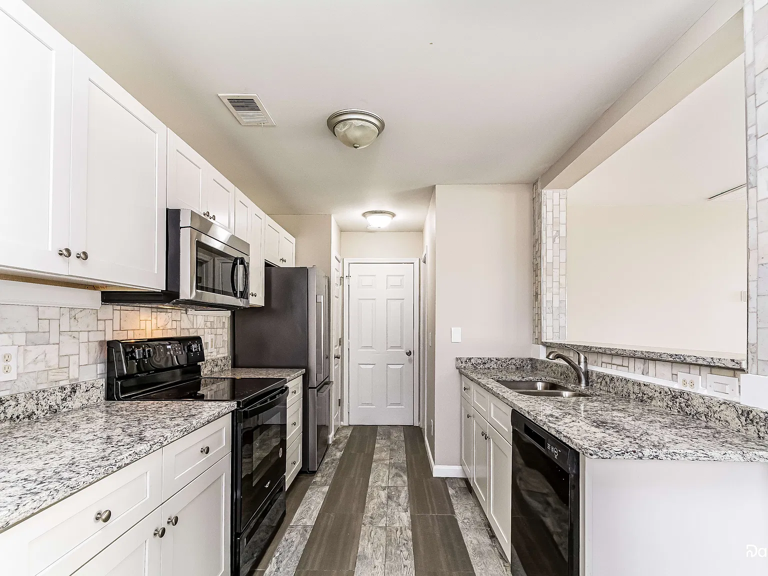 3 bed, 2.5 bath, 1360 sqft, $1,830 — Photo 2