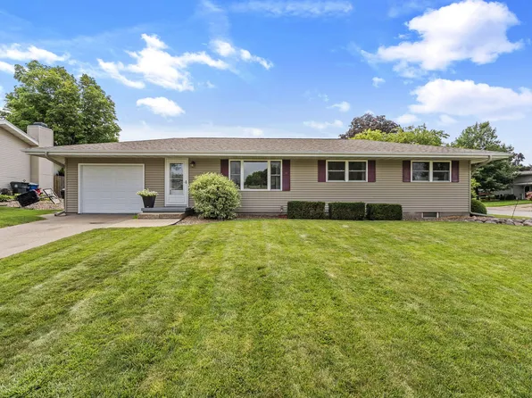 1619 Beach Cir, Muscatine, IA 52761