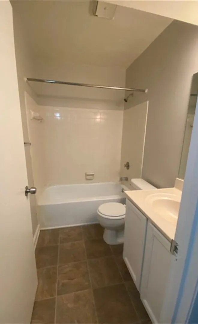 Large 3 bedroom condo! Move in Special — Photo 2