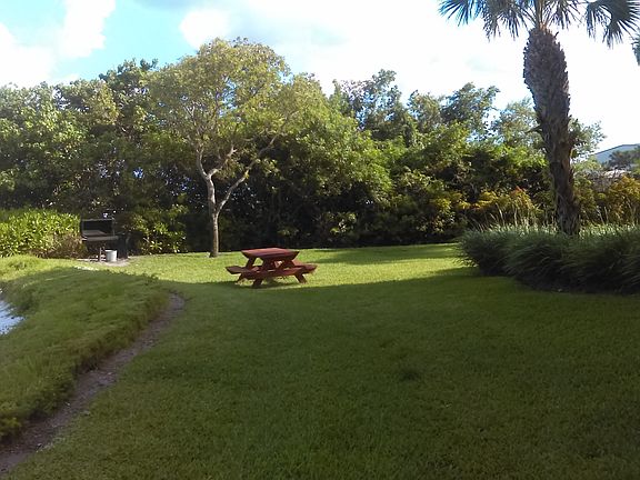 5th image of 300 Scotia Dr APT 305