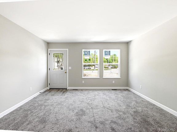 5th image of 2971 Beach Rd