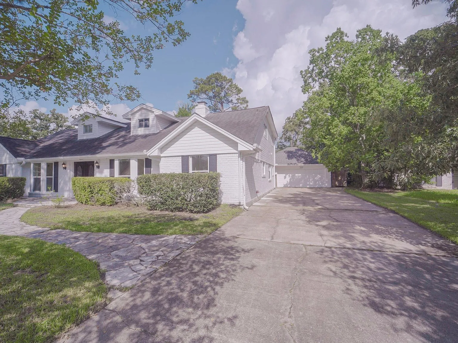 5 bed, 3.5 bath, 4001 sqft, $4,000 — Photo 3
